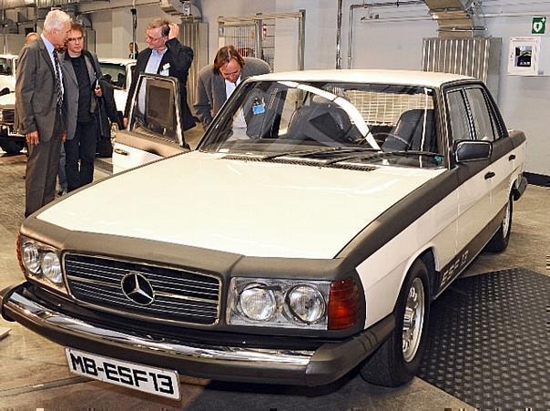 Ein Experimentales Sicherheitsfahrzeug (ESF) von Mercedes-Benz aus dem 70-ger Jahren - heute ein Oldtimer und dennoch ein Stück der Marke. Foto: UnitedPictures